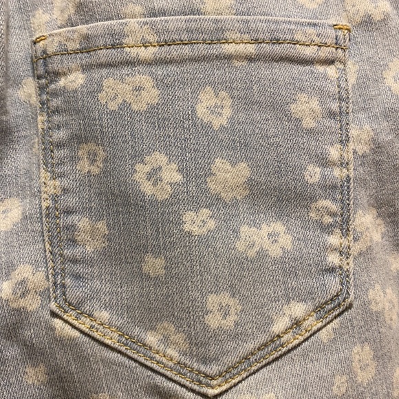 ✨NEW✨FOREVER21 LIGHT BLUE JEANS WITH WHITE DAISIES - Picture 10 of 14